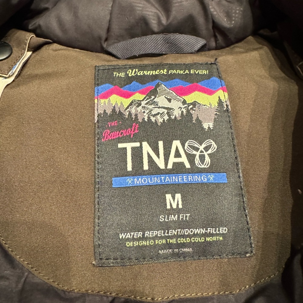 PRICE DROP !!!!!!
TNA olive green down parka with detachable fur